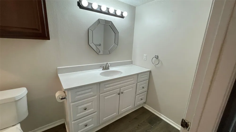 3201 Willow Bend Bedford, TX 76021