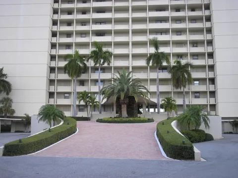 130 LAKESHORE DRIVE #322