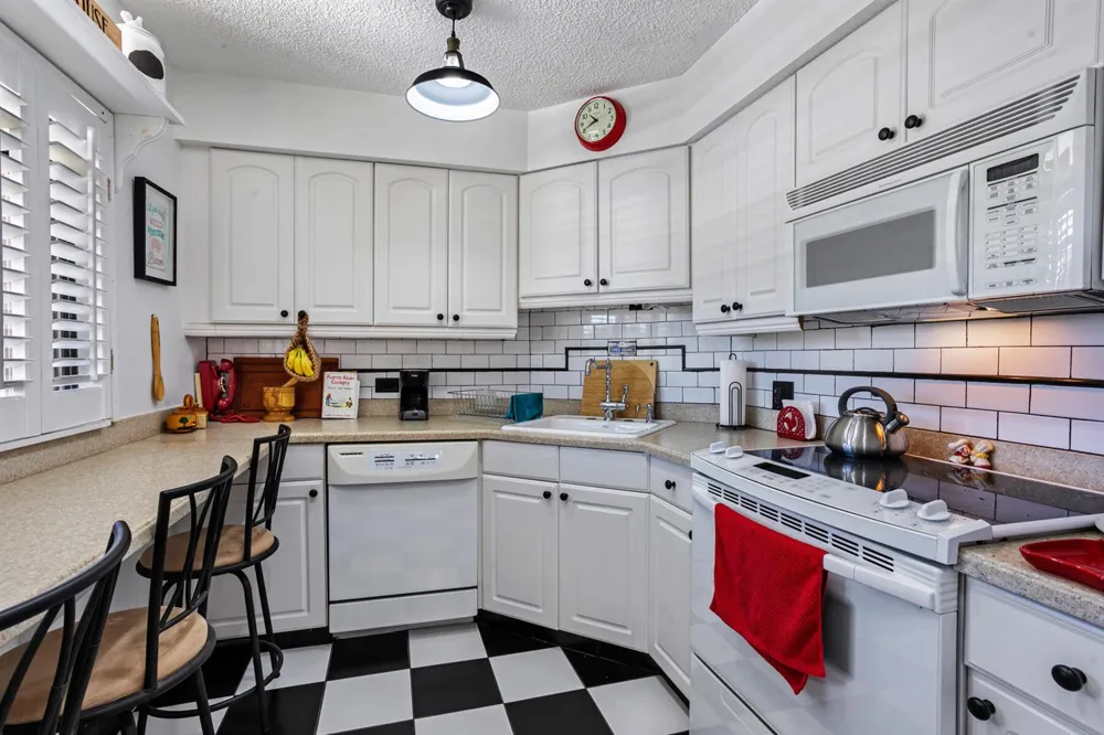 130 LAKESHORE DRIVE #322 North Palm Beach, FL 33408
