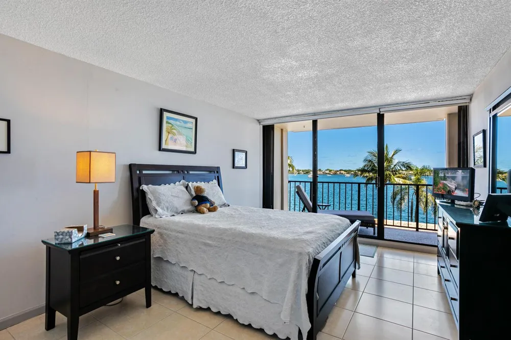 130 LAKESHORE DRIVE #322 North Palm Beach, FL 33408