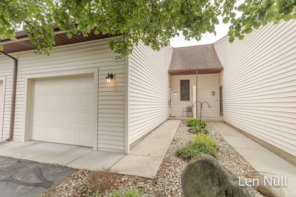 2742 Stonebluff Drive SW Wyoming City, MI 49519