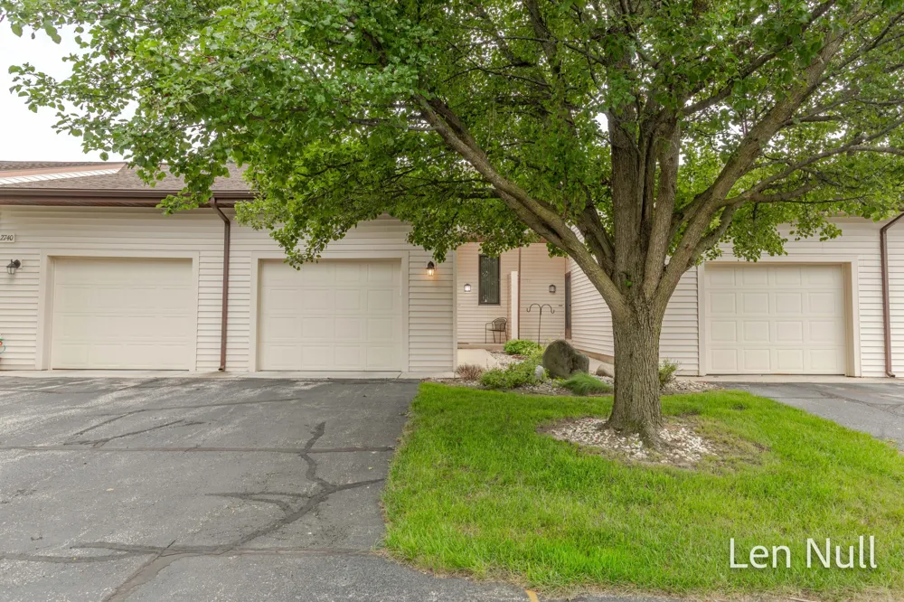 2742 Stonebluff Drive SW Wyoming City, MI 49519