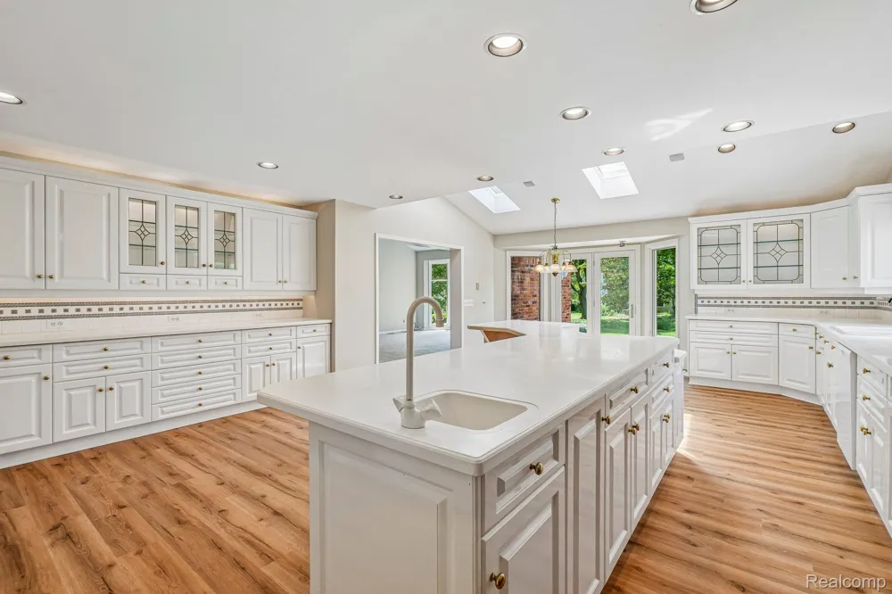 4523 Rivers Edge Drive Troy City, MI 48098