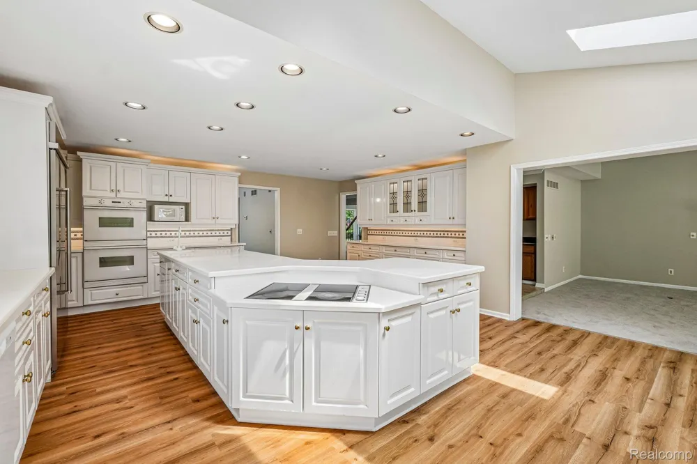 4523 Rivers Edge Drive Troy City, MI 48098