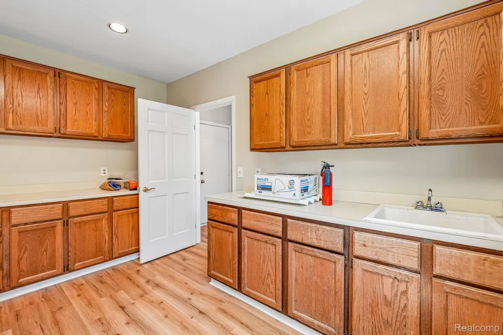 4523 Rivers Edge Drive Troy City, MI 48098