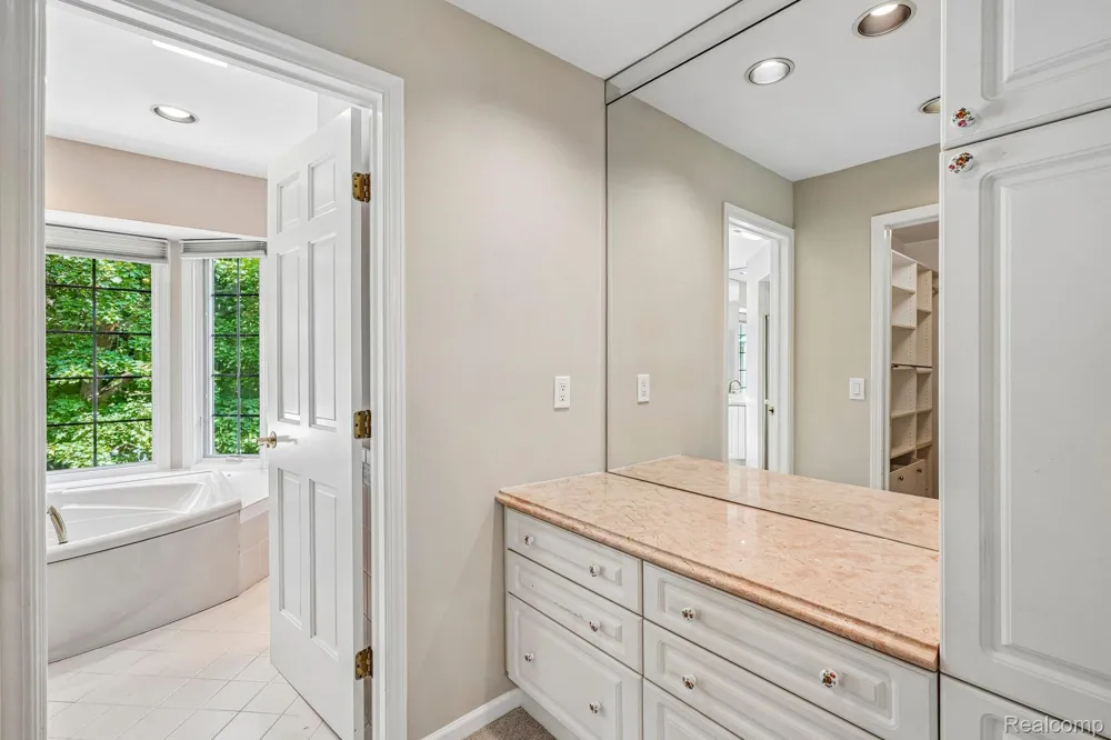 4523 Rivers Edge Drive Troy City, MI 48098
