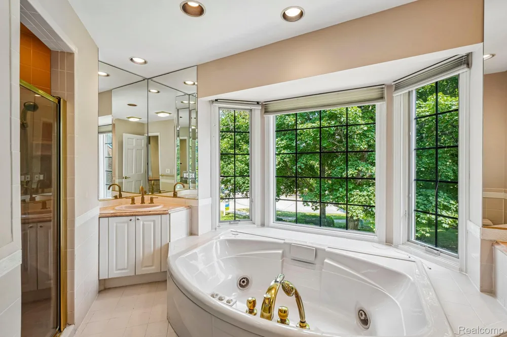 4523 Rivers Edge Drive Troy City, MI 48098