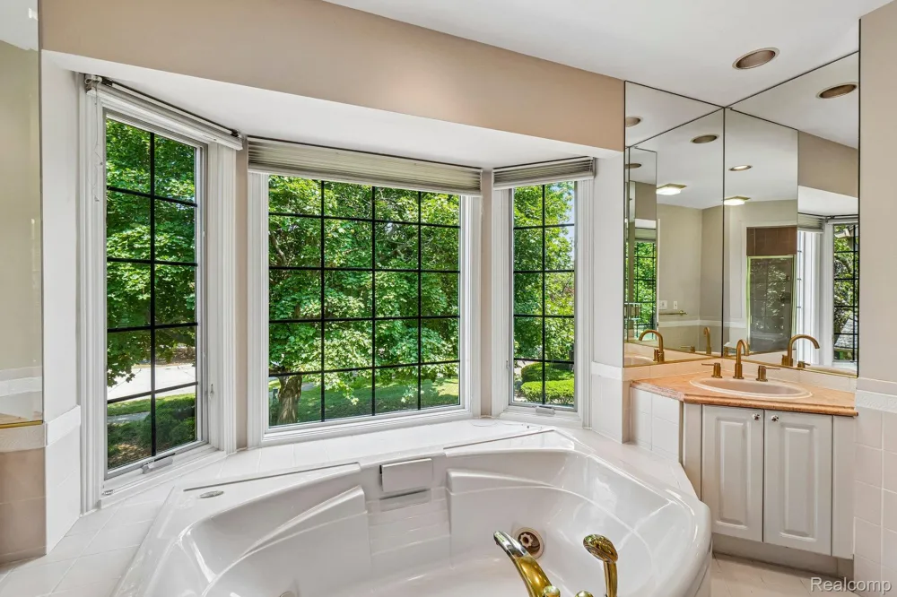4523 Rivers Edge Drive Troy City, MI 48098
