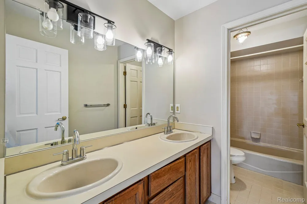 4523 Rivers Edge Drive Troy City, MI 48098