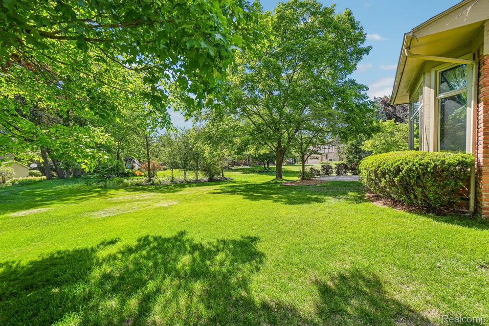 4523 Rivers Edge Drive Troy City, MI 48098
