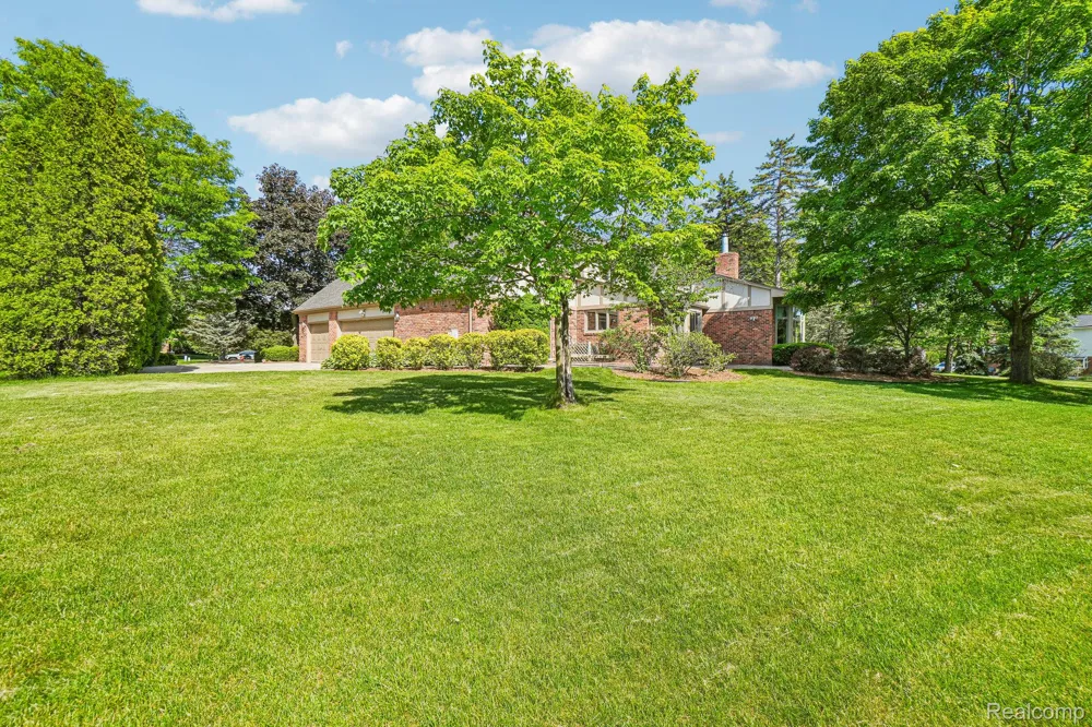 4523 Rivers Edge Drive Troy City, MI 48098