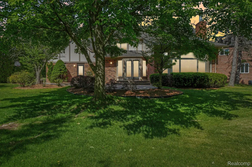 4523 Rivers Edge Drive Troy City, MI 48098