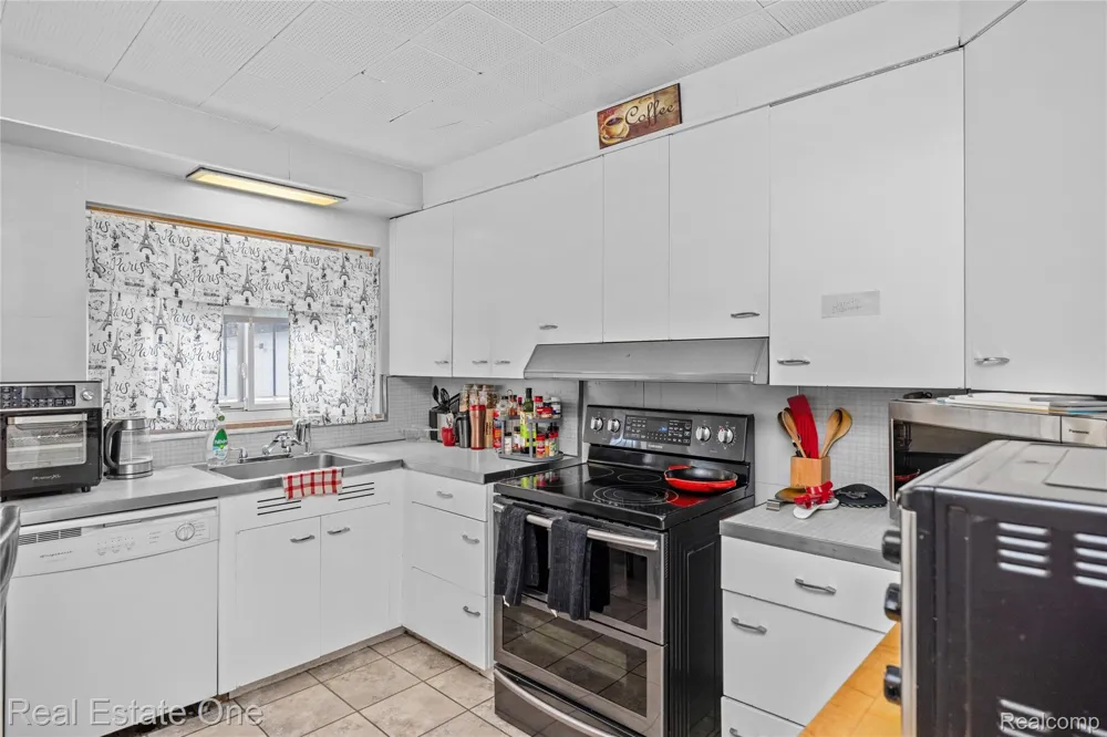 10035 W Outer Drive Detroit City, MI 48223