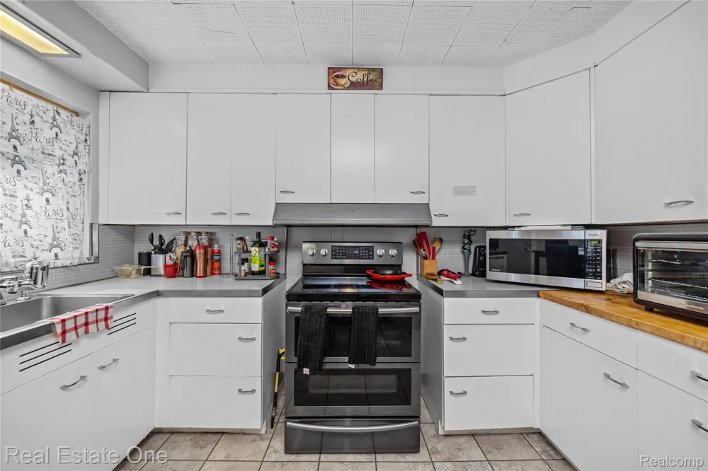10035 W Outer Drive Detroit City, MI 48223