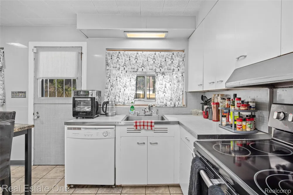10035 W Outer Drive Detroit City, MI 48223