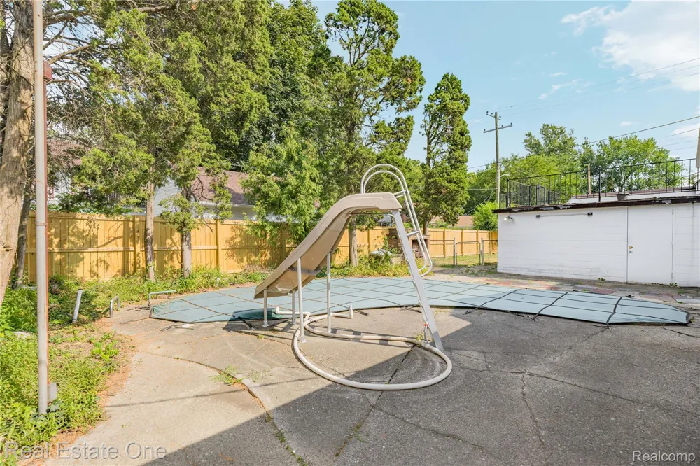 10035 W Outer Drive Detroit City, MI 48223