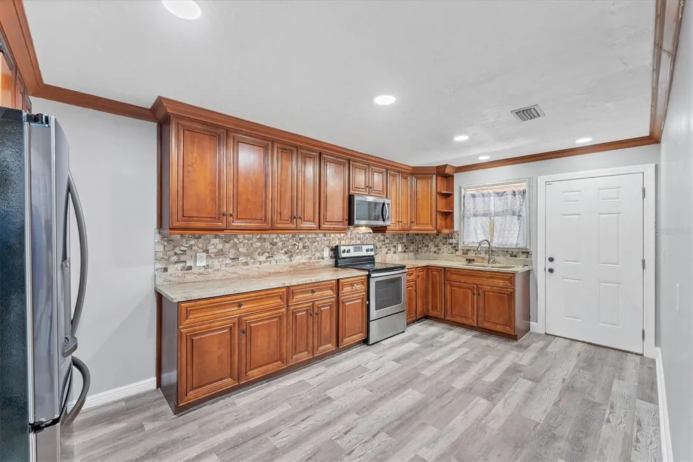 513 25TH AVENUE W Bradenton, FL 34205