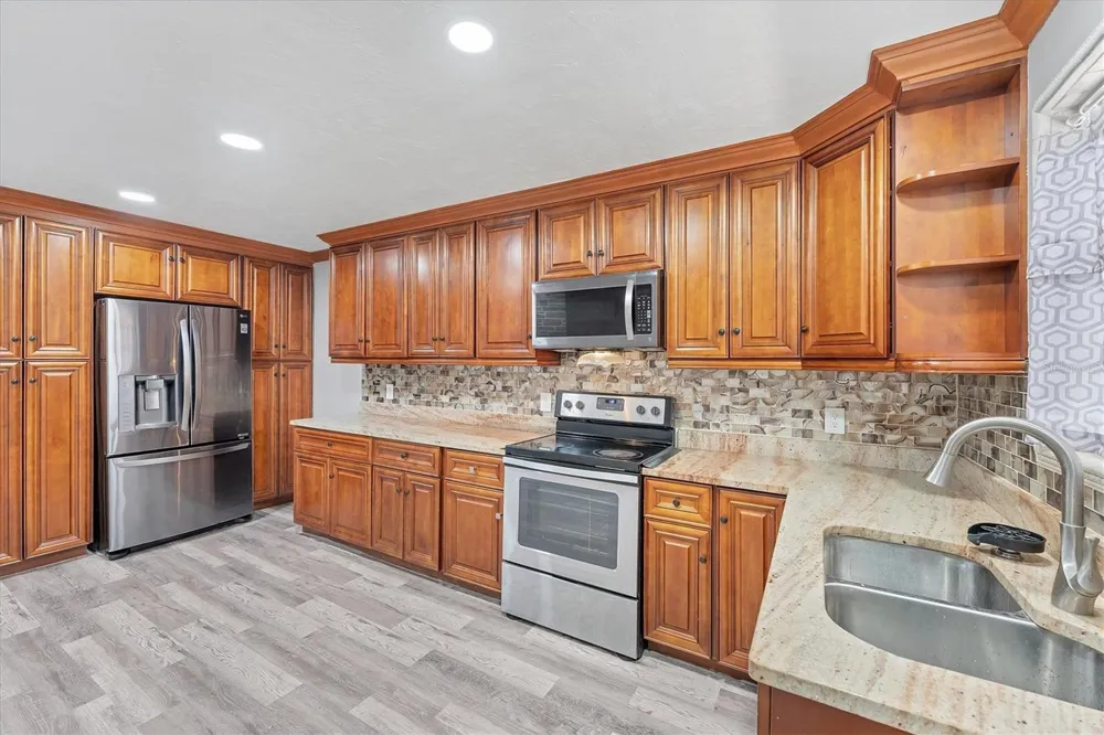 513 25TH AVENUE W Bradenton, FL 34205