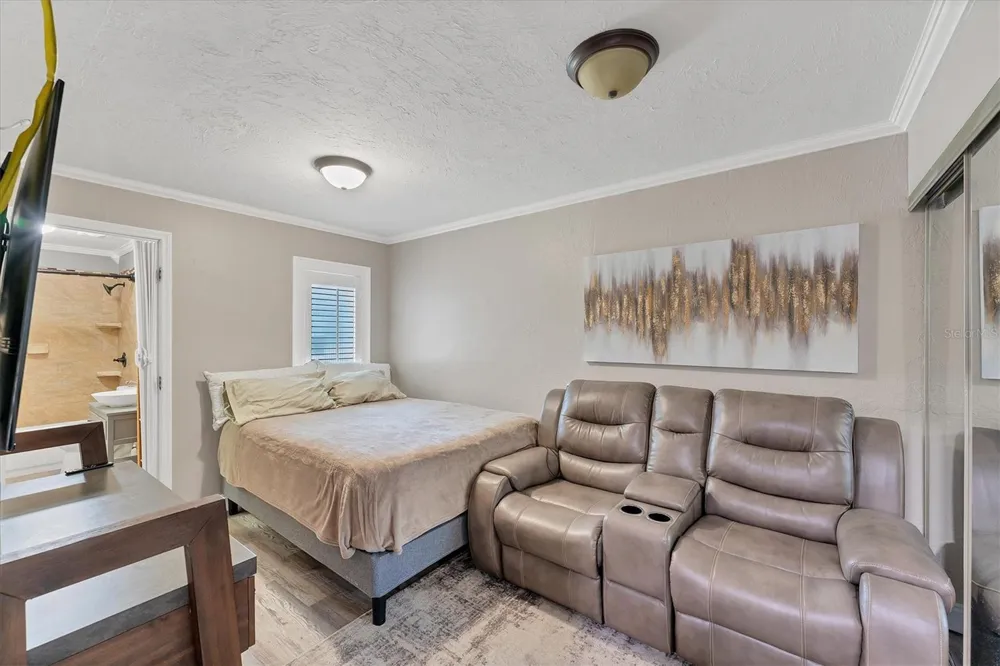 513 25TH AVENUE W Bradenton, FL 34205