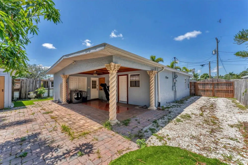 513 25TH AVENUE W Bradenton, FL 34205