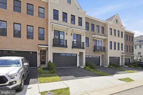 42200 SHINING STAR SQUARE