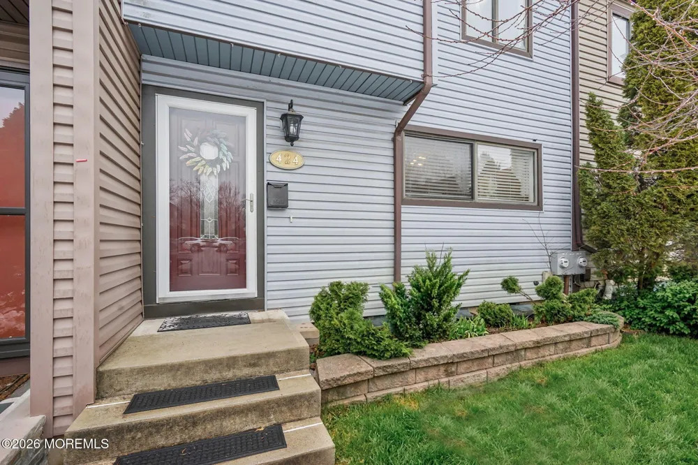 424 Tall Oak Lane Hillsborough, NJ 08844