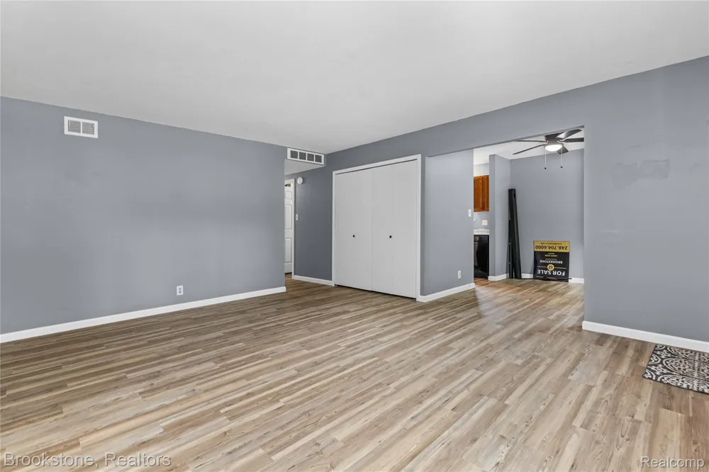 24089 Hopkins Street Dearborn Heights City, MI 48125