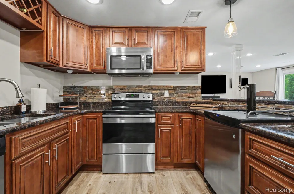 1134 Brookside Court Oxford Charter Township, MI 48371