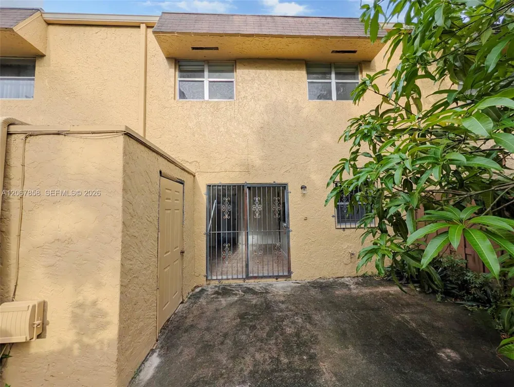 5664 Blueberry Ct #15 Lauderhill, FL 33313
