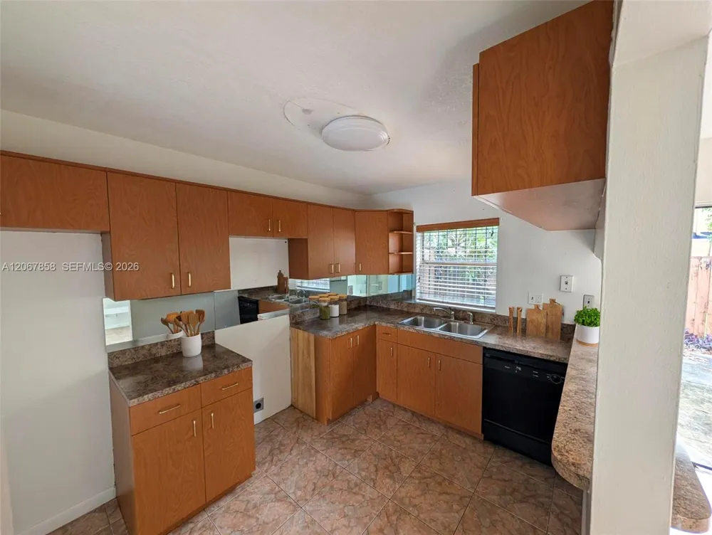 5664 Blueberry Ct #15 Lauderhill, FL 33313