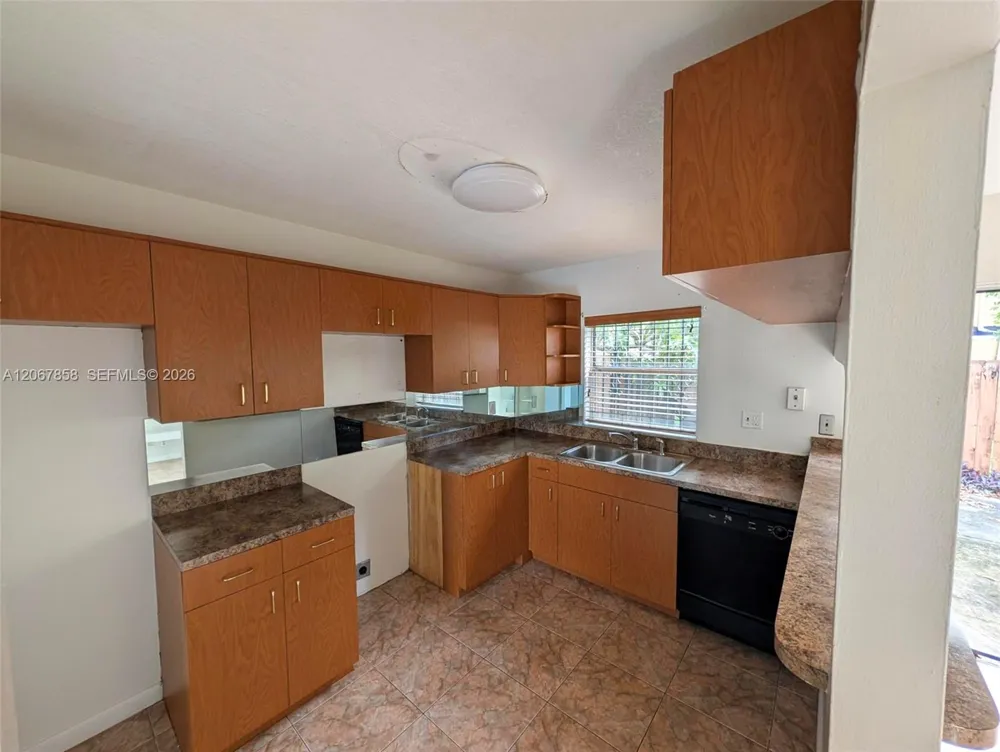 5664 Blueberry Ct #15 Lauderhill, FL 33313