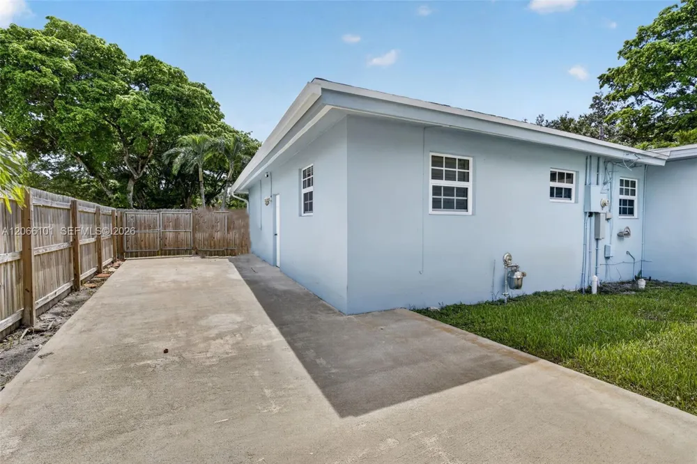 801 Ixora Ln Plantation, FL 33317