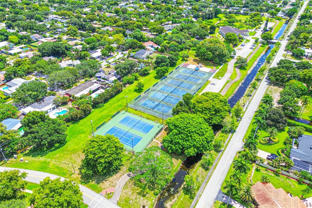 801 Ixora Ln Plantation, FL 33317