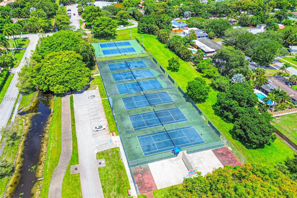 801 Ixora Ln Plantation, FL 33317