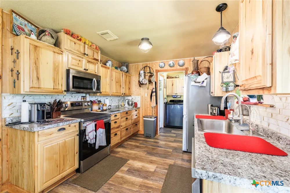 611 Wilson Road Red Rock, TX 78662