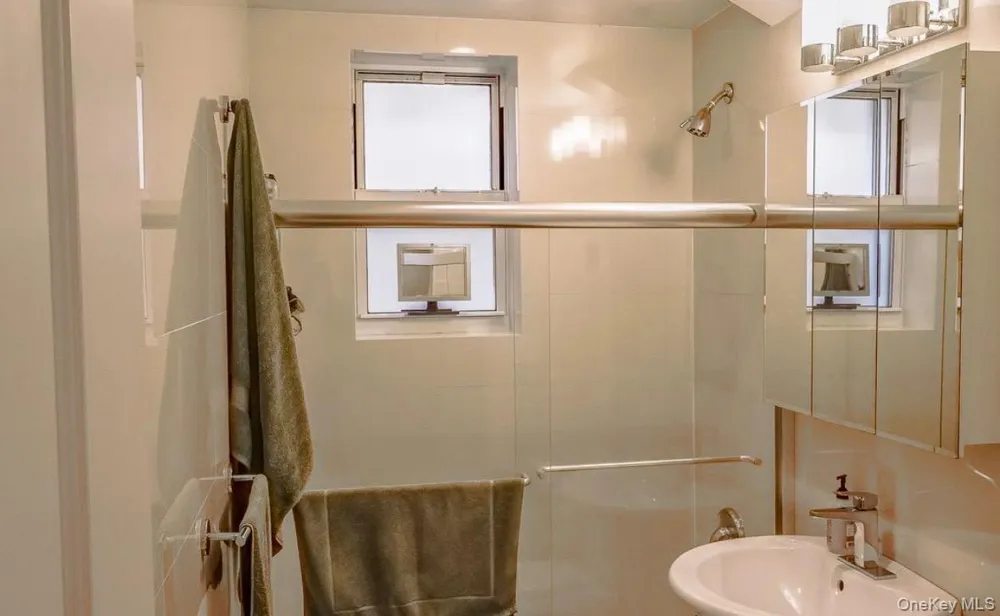 21-70 31 STREET #3R Astoria, NY 11105