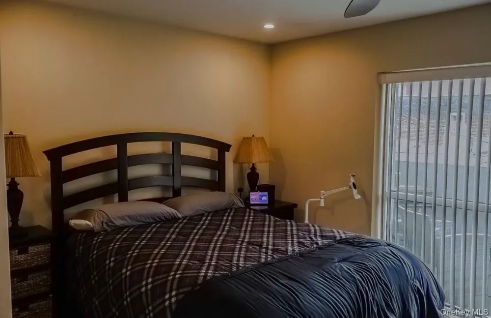 21-70 31 STREET #3R Astoria, NY 11105