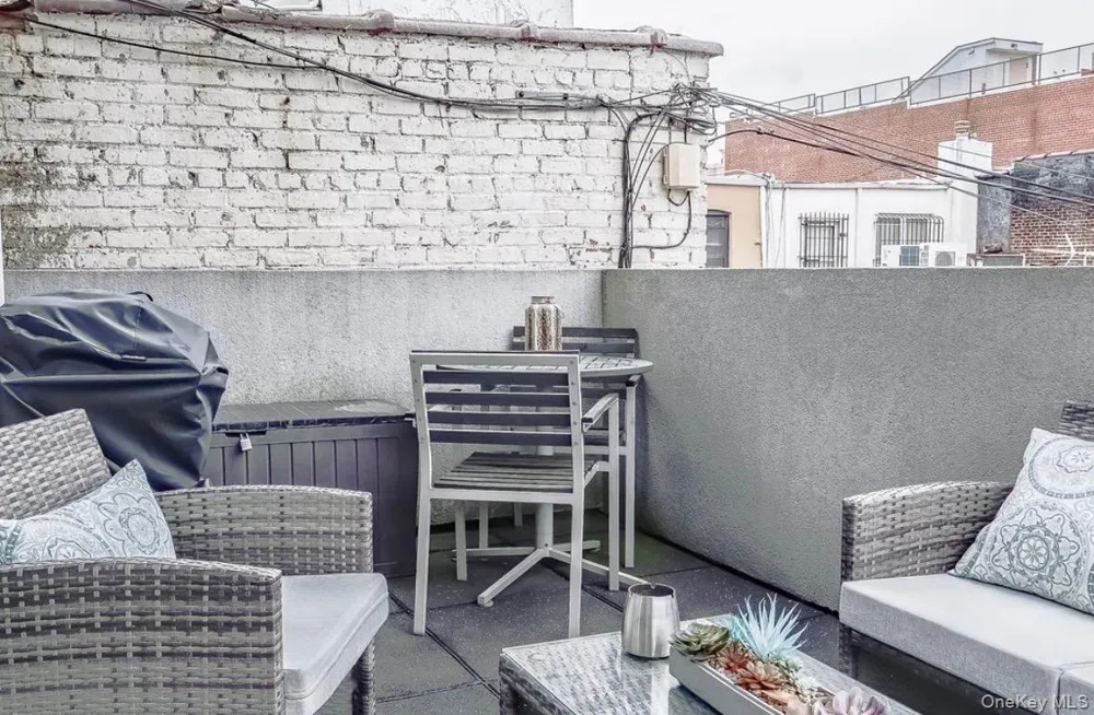 21-70 31 STREET #3R Astoria, NY 11105