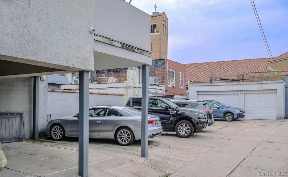 21-70 31 STREET #3R Astoria, NY 11105