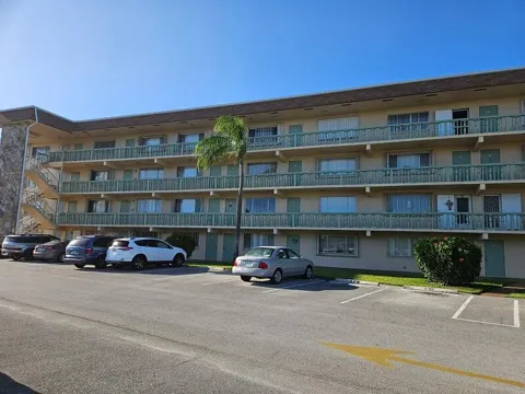 300 VILLAGE GREEN CIRCLE S #114