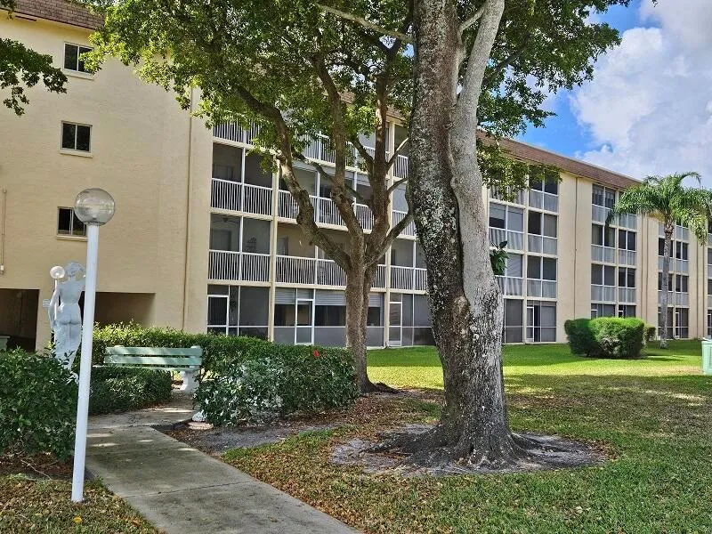 300 VILLAGE GREEN CIRCLE S #114 Palm Springs, FL 33461
