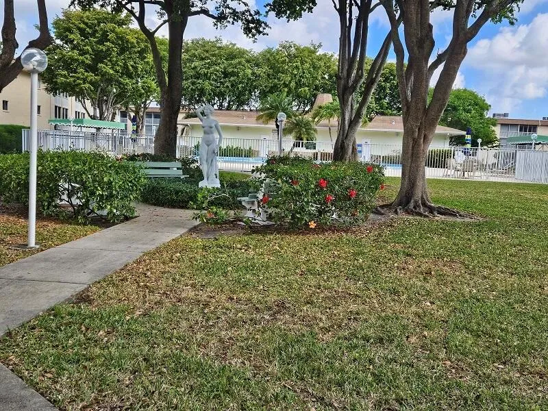 300 VILLAGE GREEN CIRCLE S #114 Palm Springs, FL 33461