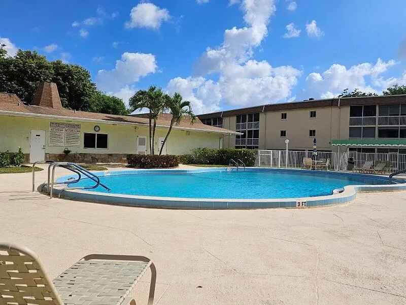 300 VILLAGE GREEN CIRCLE S #114 Palm Springs, FL 33461