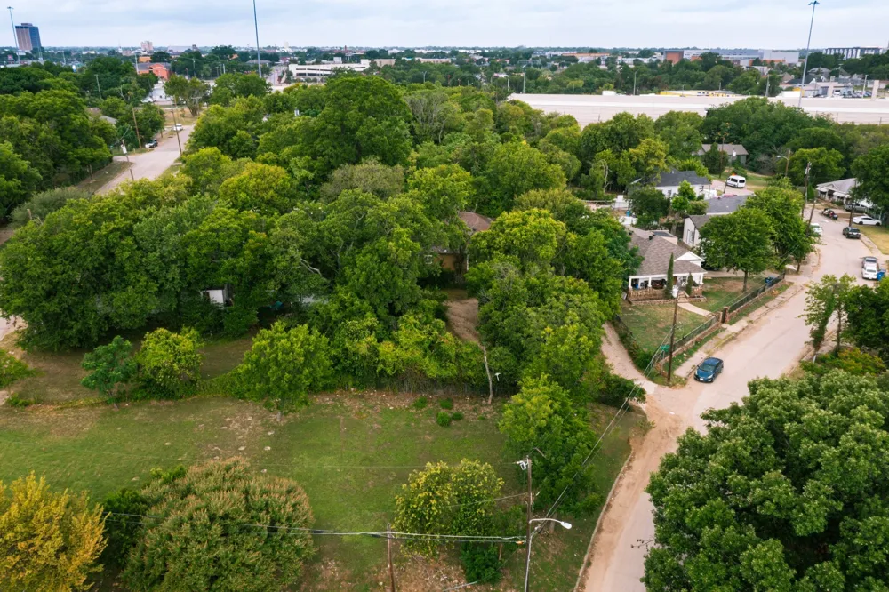 1136 Betterton Circle Dallas, TX 75203