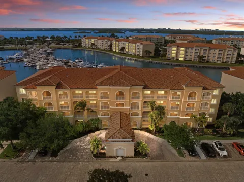 16 Harbour Isle Drive W #303