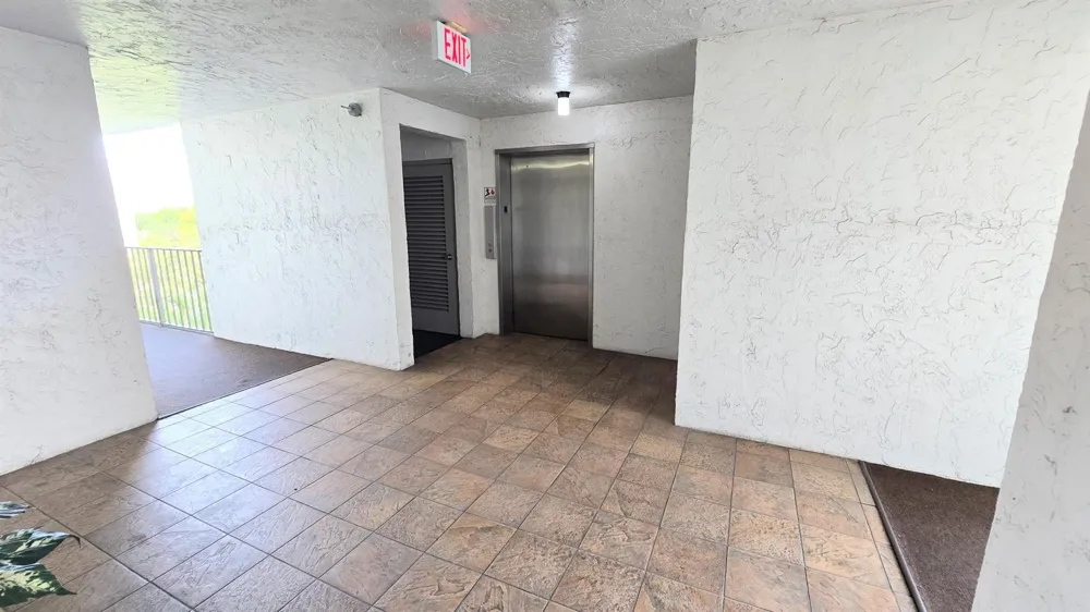3100 W ROLLING HILLS CIRCLE #609 Davie, FL 33328