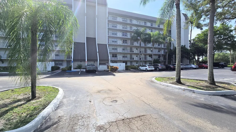 3100 W ROLLING HILLS CIRCLE #609 Davie, FL 33328