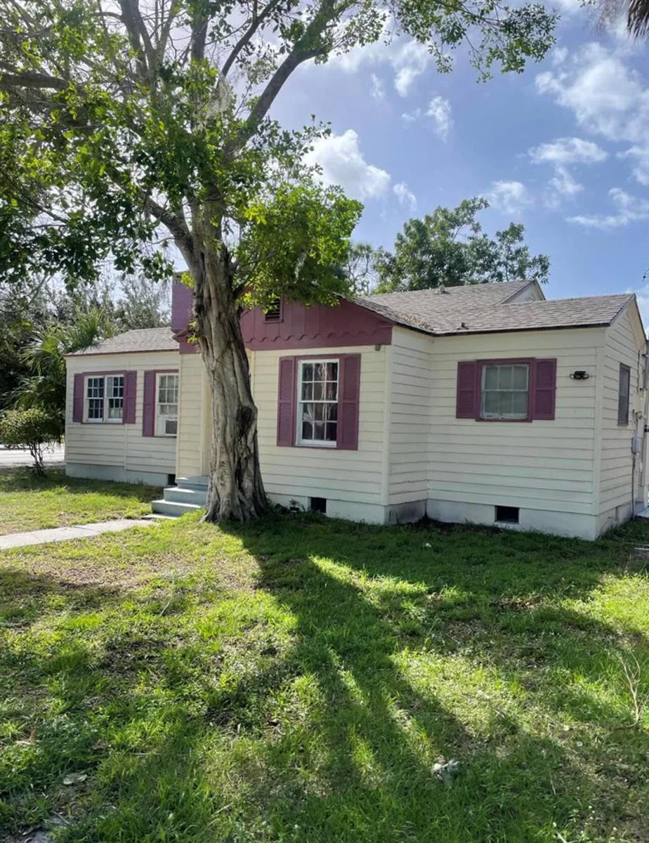 729 S 11th Street Fort Pierce, FL 34950