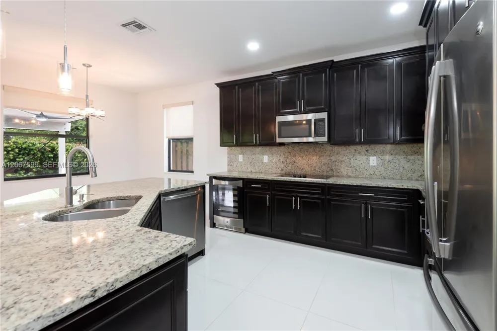 10235 NW 87th Ter Doral, FL 33178