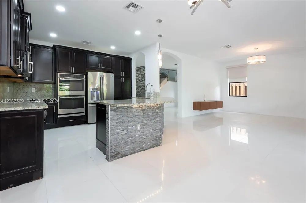 10235 NW 87th Ter Doral, FL 33178